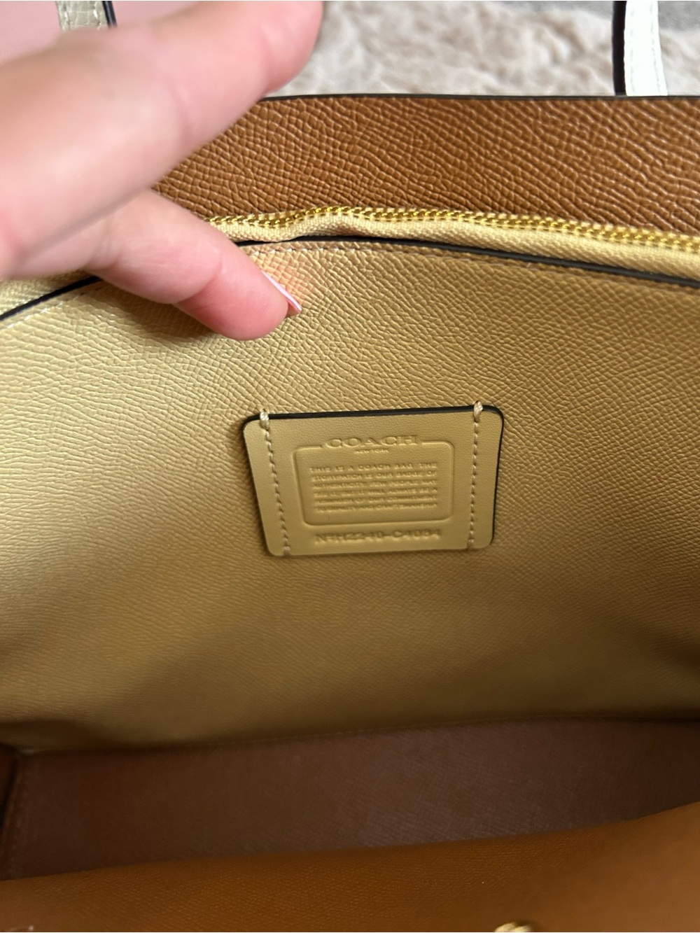 Brand new Coach White Pebbled Leather Tote with Gold Hardware and Wristlet - Picture 16 of 16